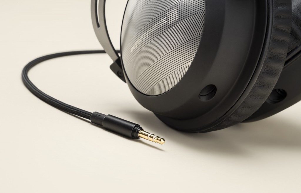 t_5_p_2nd_p_close-up-cable-with-headphone_v1