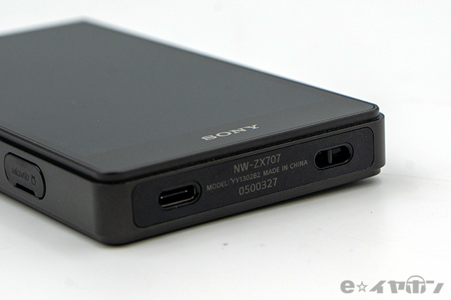 ZX707の底面。USB-Cポートが底面にある