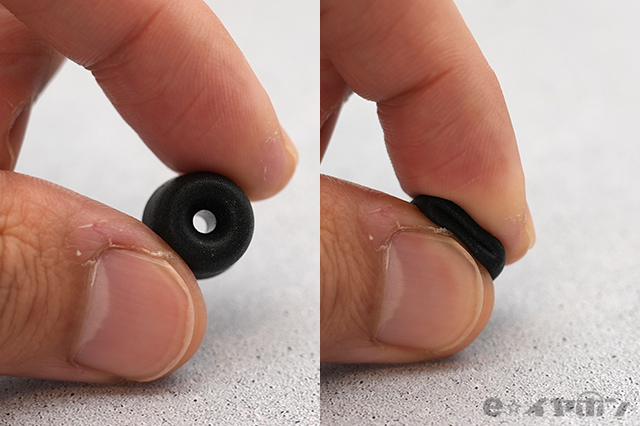 低反発素材のイヤーピースは、耳に装着する前に小さくつぶします