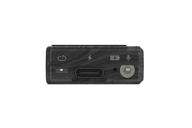 底面には充電口、USBタイプC。マイクも搭載されているので通話も困らない。