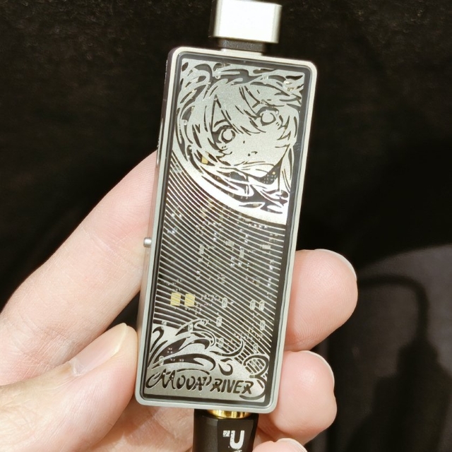 本体背面にある、公式キャラクター「水月友希」のデザイン